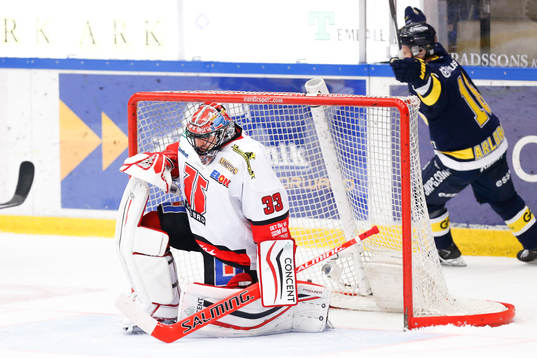 Örebros målvakt Julius Hudacek deppar