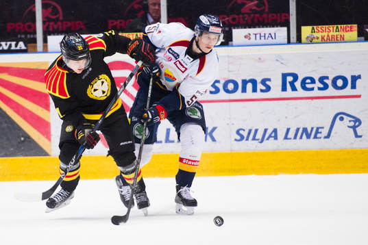 Brynäs Daniel Mannberg och Djurgårdens Robin Alvarez i