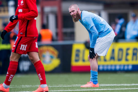 Malmö FFs Jo Inge Berget deppar och tar sig för knät