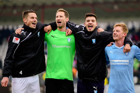 Malmö FFs Markus Rosenberg , målvakt Johan Wiland ,