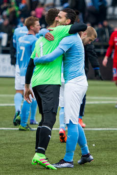 Malmö FFs målvakt Johan Wiland kramar om Agon Mehmeti