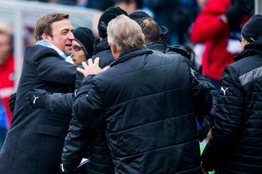 Malmö FFs tränare Allan Kuhn firar segern med bänken