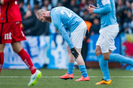 Malmö FFs Jo Inge Berget tar sig för knät
