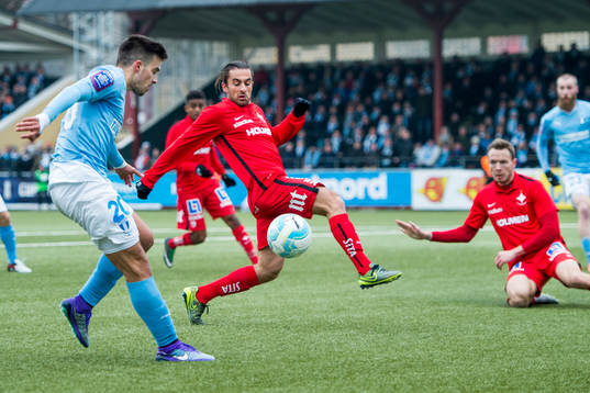 Malmö FFs Vladimir Rodic slår ett inlägg