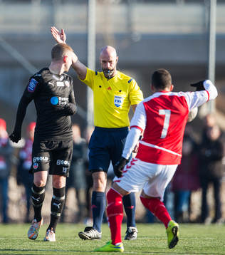 Domaren Stefan Johannesson samt Kalmars Ismael Silva Lima