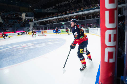 Djurgårdens Emil Lundberg värmer upp
