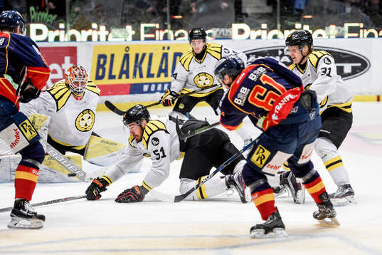 Brynäs Marc Zanetti slänger sig och täcker skott från