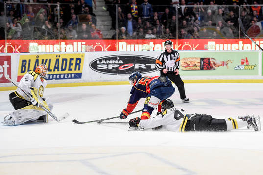 Brynäs Greg Scott drar ner Djurgårdens Robin Alvarez med