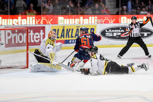 Brynäs Greg Scott drar ner Djurgårdens Robin Alvarez med