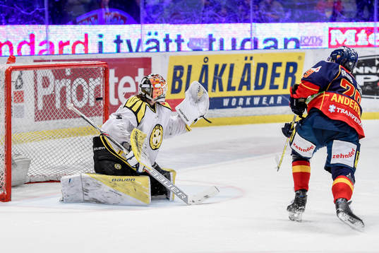 Djurgårdens Matt Anderson gör 1-0 bakom Brynäs målvakt