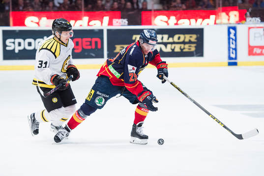 Brynäs Daniel Mannberg och Djurgårdens Matt Anderson  i