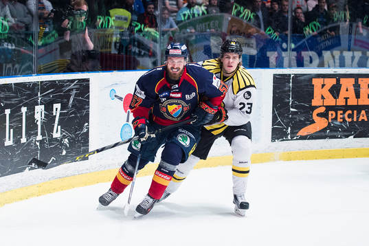 Djurgårdens Mikael Ahlén och Brynäs Lucas Carlsson  i