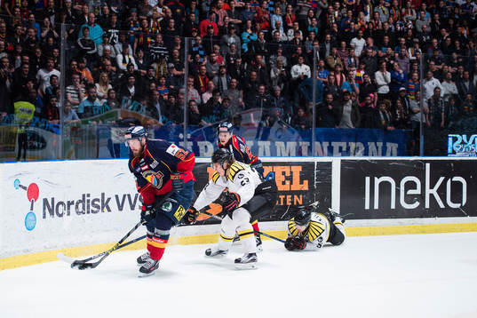 Djurgårdens Mikael Ahlén och Brynäs Lucas Carlsson  i