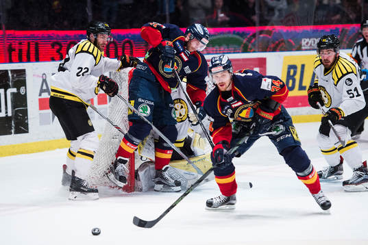 Djurgårdens Daniel Brodin framför Patrick Thoresen och