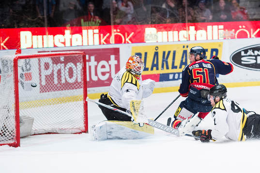 Brynäs Greg Scott drar ner Djurgårdens Robin Alvarez