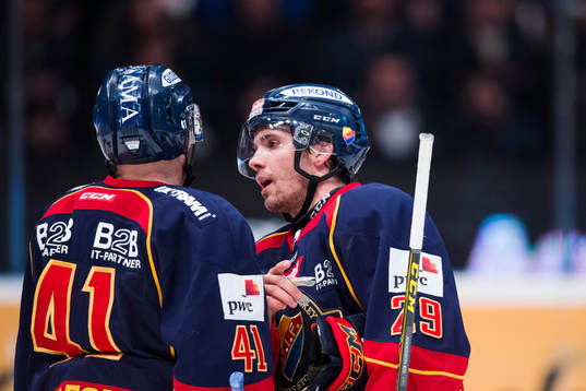 Djurgårdens Patrick Thoresen och Matt Anderson diskuterar