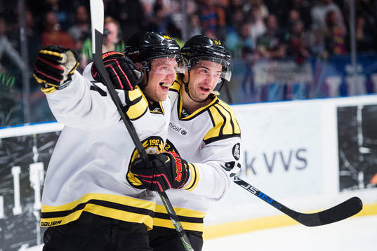 Brynäs Jacob Blomqvist (tv) jublar med Terry Broadhurst
