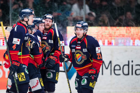 Djurgårdens spelare med Patrick Thoresen i mitten jublar