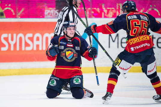 Djurgårdens Linus Hultström jublar med Marcus Sörensen