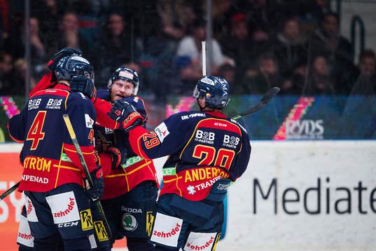 Djurgårdens spelare med Patrick Thoresen i mitten jublar