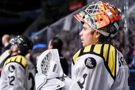 Brynäs målvakt Felix Sandström ställer sig i båset