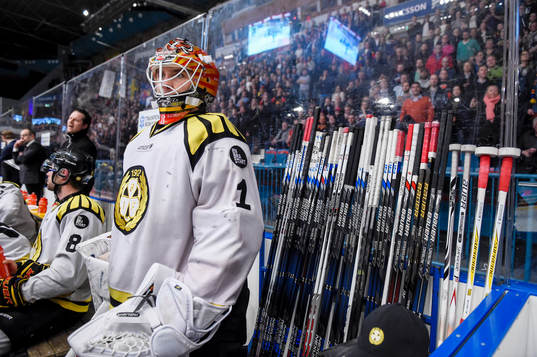 Brynäs målvakt Felix Sandström i båset i slutet av