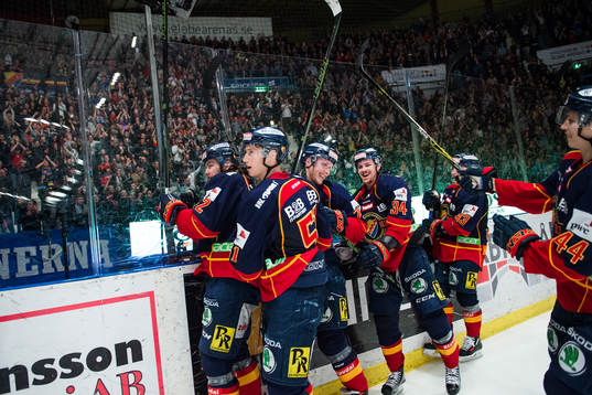 Djurgårdens spelare jublar med publiken i åttondelsfinal