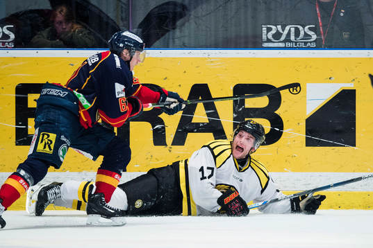 Brynäs Pathrik Westerholm faller och reagerar mot domaren
