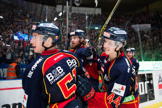 Djurgårdens Robin Alvarez och Lukas Vejdemo jublar med