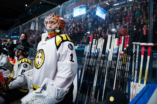 Brynäs målvakt Felix Sandström på bänken  i