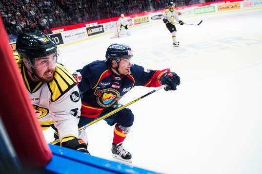 Brynäs Marc Zanetti och Djurgårdens Matt Anderson   i