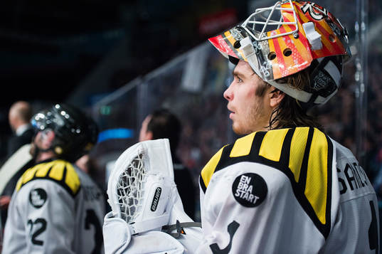 Brynäs målvakt Felix Sandström i båset i