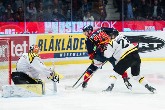 Djurgårdens Emil Lundberg gör mål bakom Brynäs målvakt