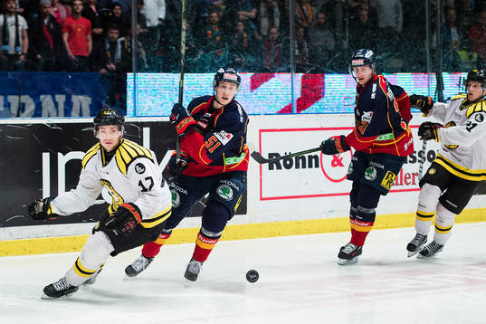 Brynäs Pathrik Westerholm och Djurgårdens Robin Alvarez