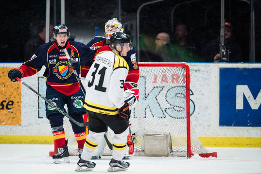 Djurgårdens Markus Ljungh och målvakt Mikael Tellqvist