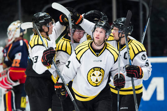 Brynäs spelare jublar