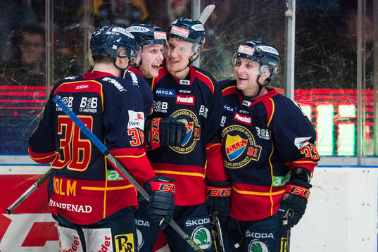 Djurgårdens spelare jublar när Emil Lundberg gör 5-2 i