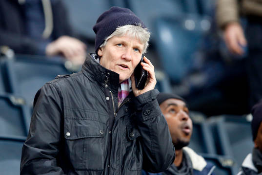 Sveriges förbundskapten Pia Sundhage på läktaren