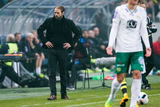 s tränare Andreas Alm ser deppig ut
