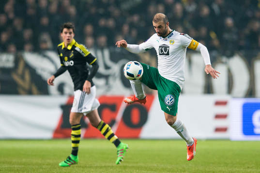 Hammarbys Kennedy Bakircioglu tar ner bollen