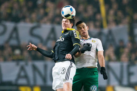 s Sauli Väisänen i en nickduell med Hammarbys Alexssander