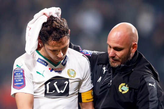Hammarbys Philip Haglund kliver av planen