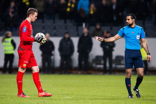 Hammarbys målvakt Ögmundur Kristinsson förbereder sig