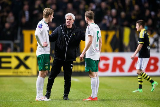 Hammarbys Lars Saetra och Richard Magyar talar med tränare