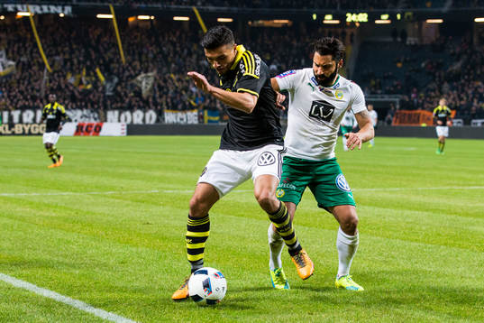 s Ahmed Yasin i kamp om bollen med Hammarbys Stefan Batan