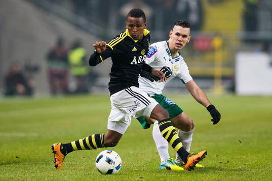 s Niclas Eliasson i kamp om bollen med Hammarbys