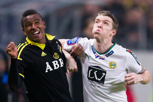 s Niclas Eliasson i en närkamp med Hammarbys Birkir Már