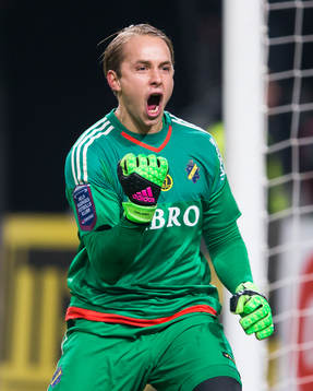 s målvakt Patrik Carlgren jublar