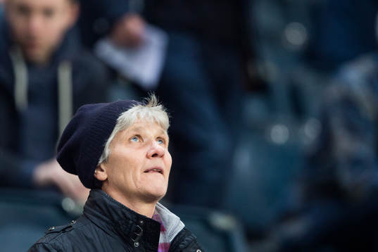 Sveriges förbundskapten Pia Sundhage på läktaren
