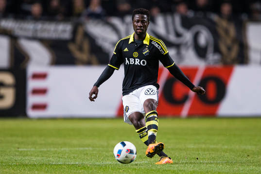 s Ebenezer Ofori med bollen
